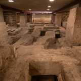 Ma c�� un altro elemento che non passa inosservato: quasi una ventina di tombe pavimentali...